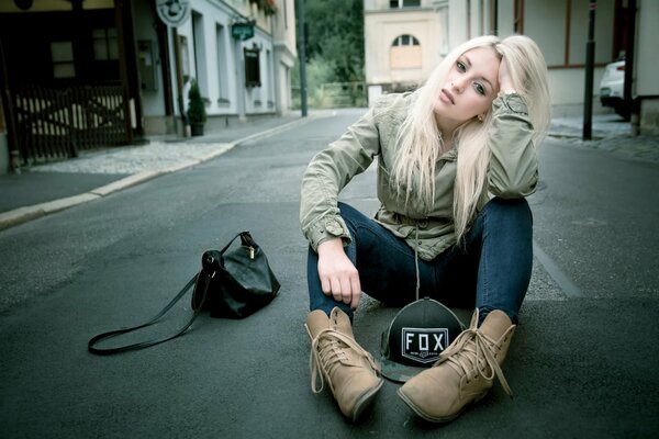 Ragazza con borsa sull asfalto