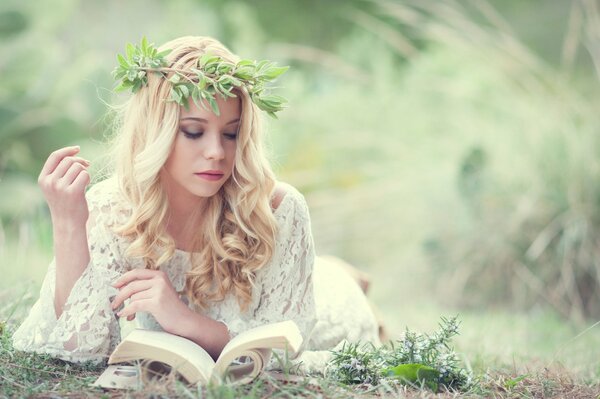 Sandra onofrei with a wreath on her head and a book in nature