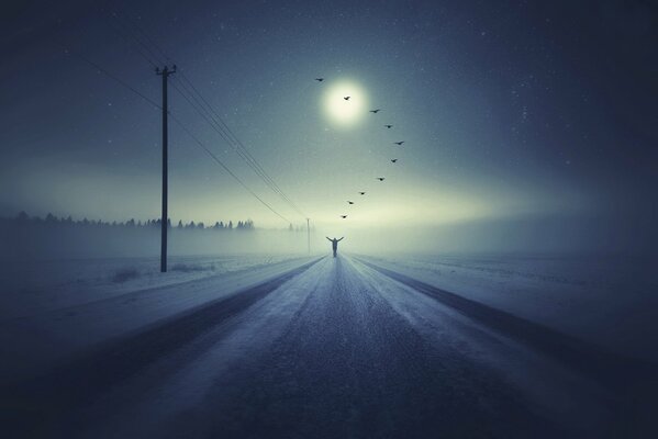 La route dans le lointain. Un homme sur fond de brouillard