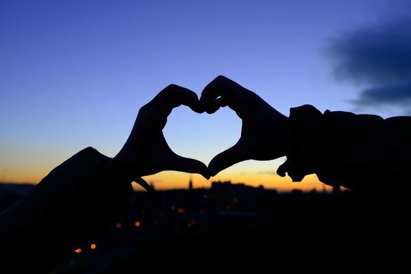 Silueta de un corazón en el fondo de una puesta de sol