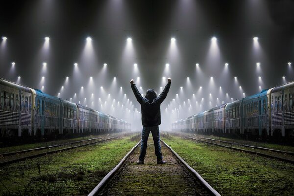 Ein Mann in hellem Licht am Bahnhof