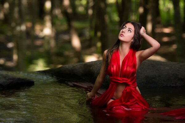 Chica de rojo en el agua