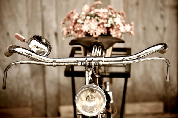 Vintage Fahrrad mit Blumenkorb