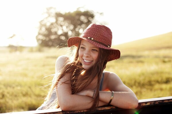 Ragazza in un cappello in un giorno d estate sorridente