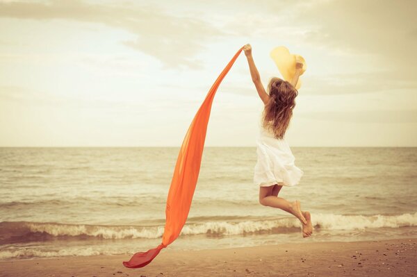 Alegre chica salto en la playa