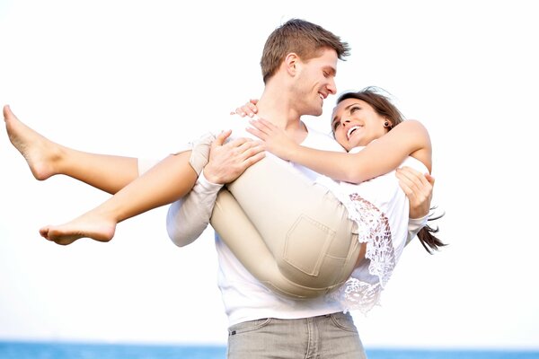 Ragazzo con ragazza in riva al mare