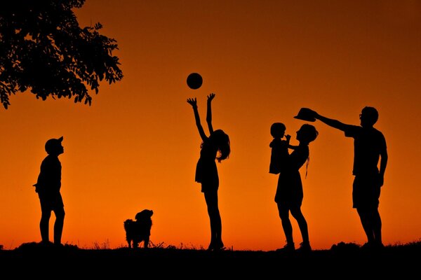 Foto auf Sonnenuntergang Hintergrund. Familienwerte