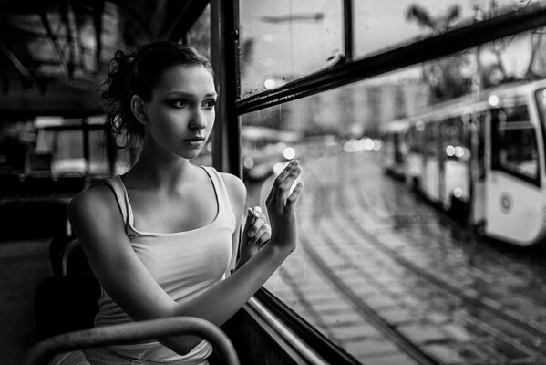 Ballerine promenades en tramway et regarde par la fenêtre contre le tram