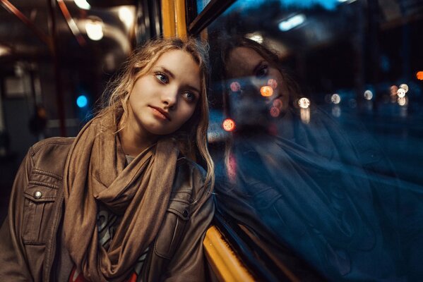 Schönes Mädchen am Fenster der Straßenbahn