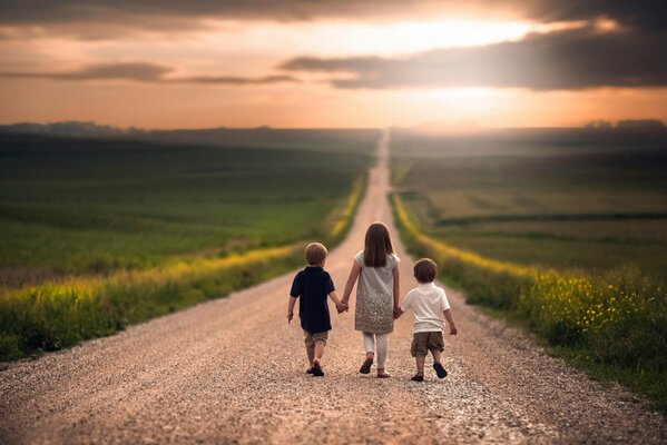 Kinder gehen auf dem Weg ins Feld