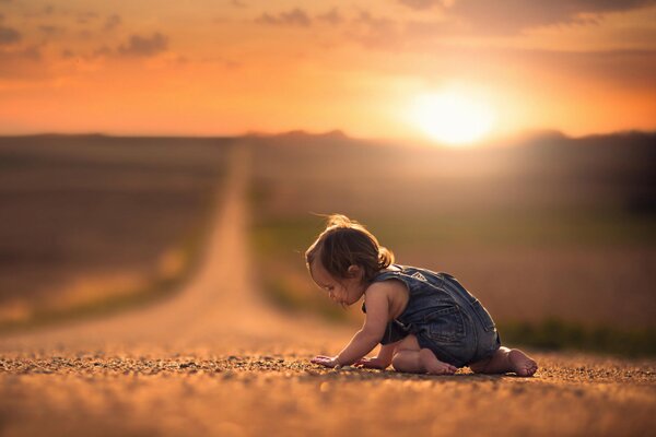 Niña en la carretera buscando