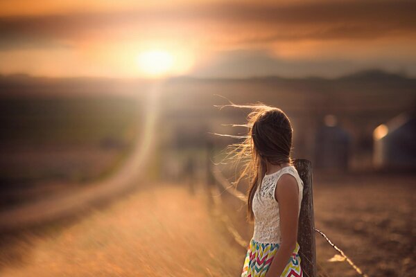 La fille au bord de la route. Photo et bokeh