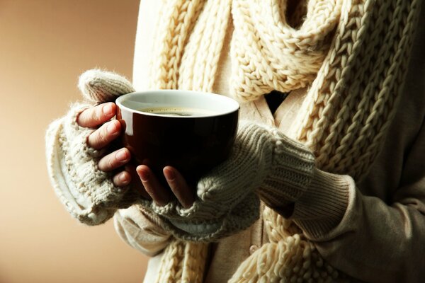 Mujer sostiene una taza en sus manos