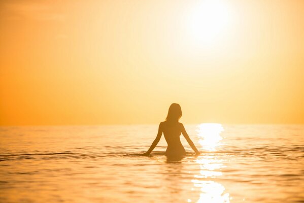 Silhouette romantica della ragazza al tramonto