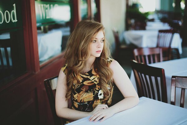 Chica en una mesa en un café