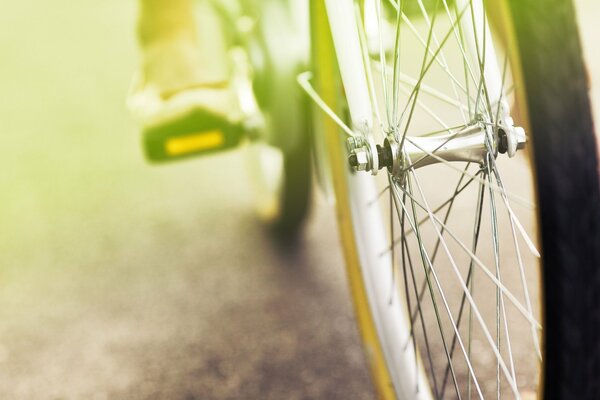 Une roue de vélo est inondé de la lumière du soleil