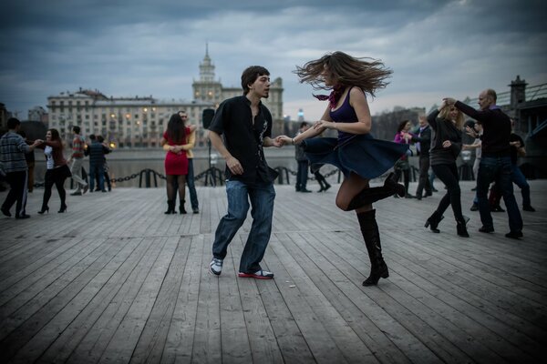 Pareja bailando en la ciudad de Moscú