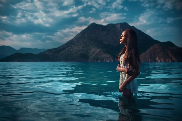 Triste de la jeune fille est dans l eau