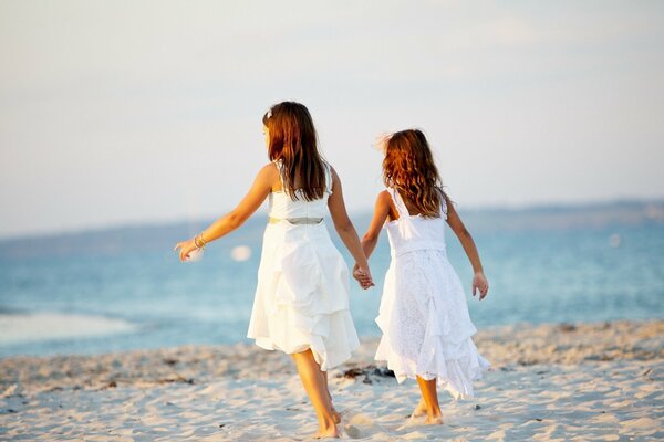 Filles en blanc au bord de la mer