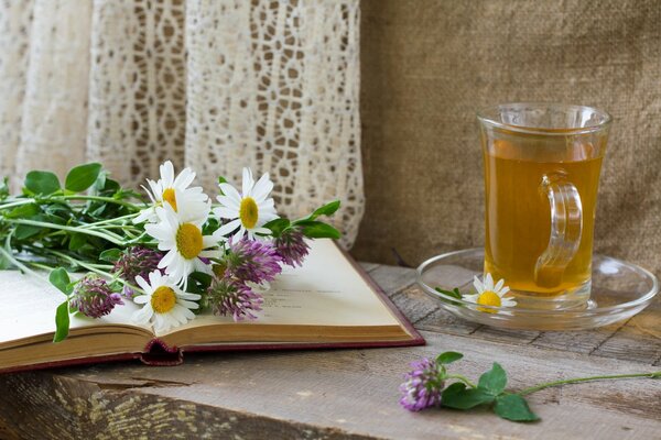 Été la lecture d un livre avec бакалом de thé