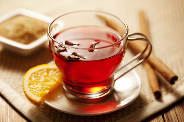 Tè caldo con limone e cannella su sfondo a schermo intero