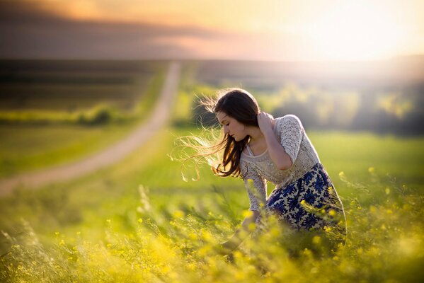 Chica en el campo, el viento camina en el pelo