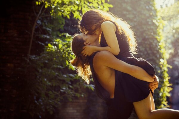 El beso romántico de una pareja feliz