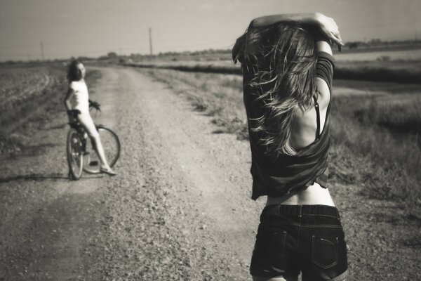 Le noir et blanc, une photo de la jeune fille de l été en short