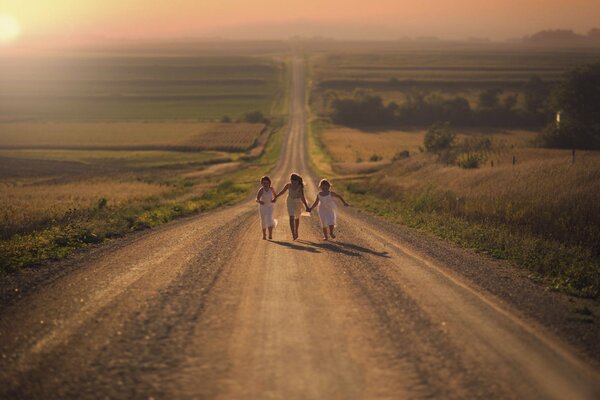 La familia corre por el camino