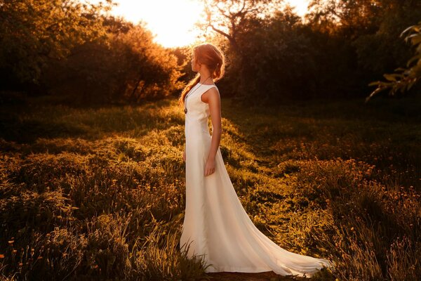 Ragazza in abito bianco al tramonto