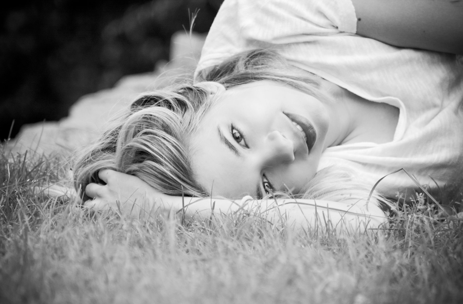 mood girl face view black and white background wallpaper widescreen full screen hd wallpapers fullscreen