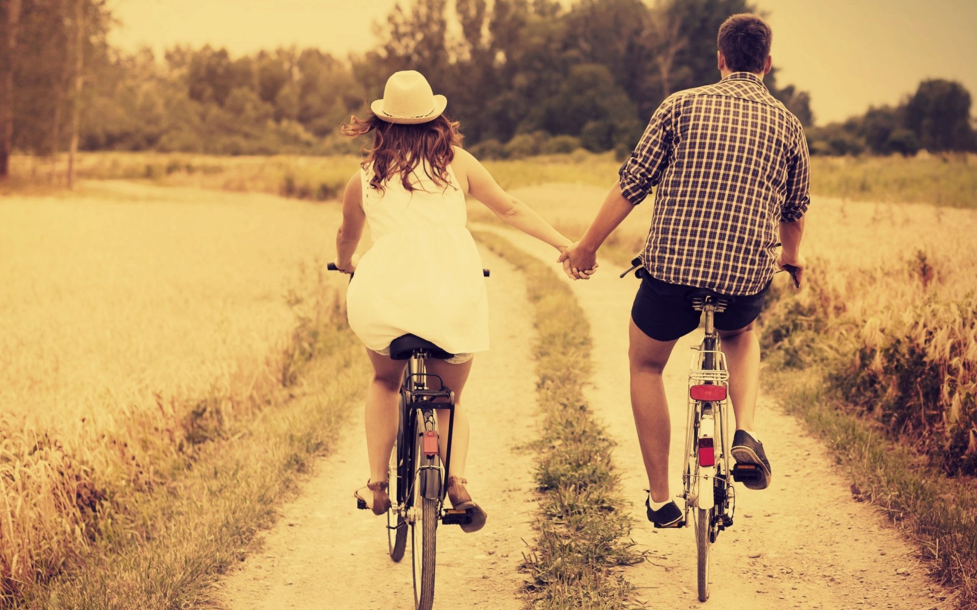 stimmung mädchen kerl mann frau paar paar fahrrad freizeit hut hut hände wärme nostalgie liebe natur hintergrund tapete widescreen vollbild widescreen