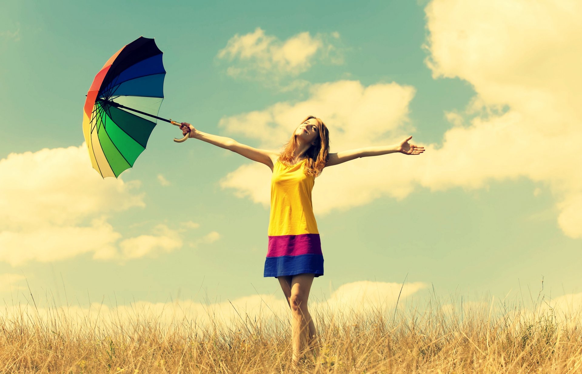 humeur fille robe coloré mains sourire été parapluie parapluie bonheur liberté ouverture chaleur plantes nature champ soleil ciel nuages fond fond d écran écran large plein écran écran large