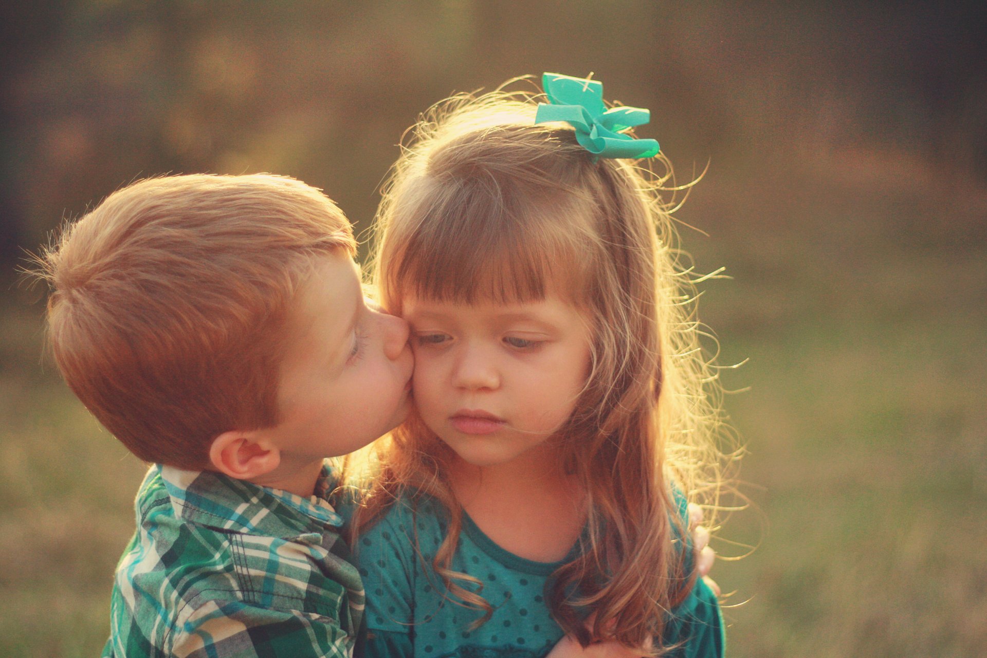 humeur enfants bébés enfants bébé bébé enfant en bas âge bambin tout-petits fille garçon frère soeur baiser cheveux blonds arc décoration épingle à cheveux nature soleil fond fond d écran grand écran plein écran widescreen