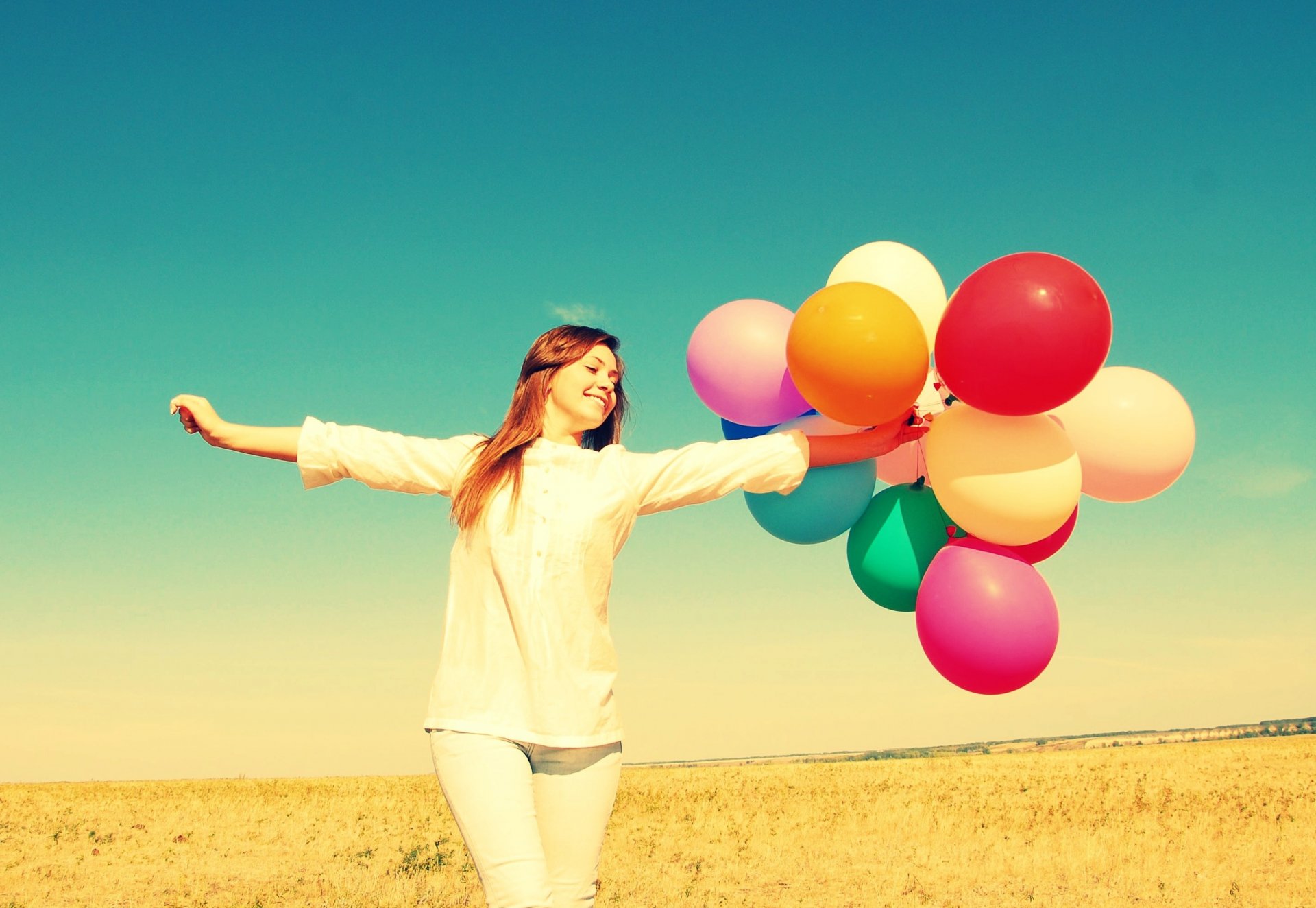 stimmung mädchen hände ballons ballons farbe mehrfarbig freiheit glück positiv freude feld natur pflanzen himmel hintergrund tapete widescreen vollbild widescreen widescreen die meisten