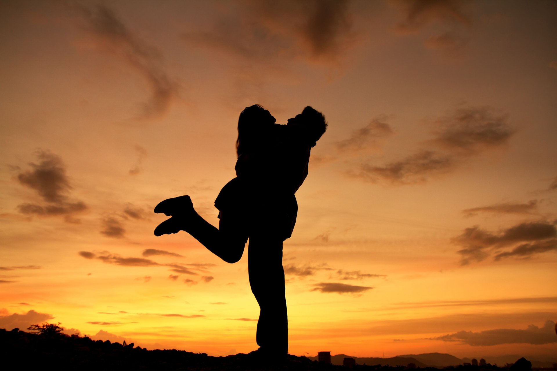 stimmungen mädchen kerl frau mann verliebt paar paar liebe gefühle umarmung silhouette sonnenuntergang natur himmel wolken hintergrund tapete widescreen vollbild widescreen widescreen