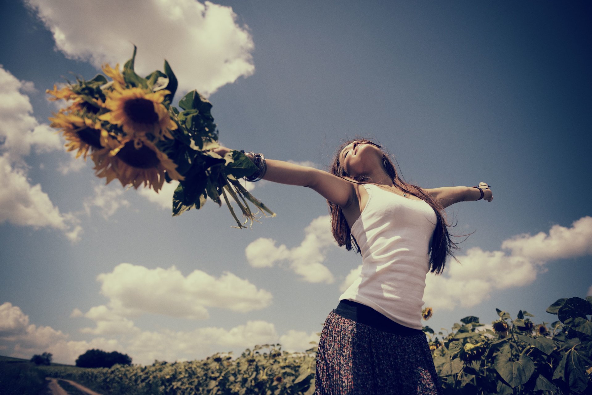 humeur fille joie relax se détendre mains fleurs fleurs tournesol fleur champ feuilles ciel fond papier peint écran large plein écran écran large écran large