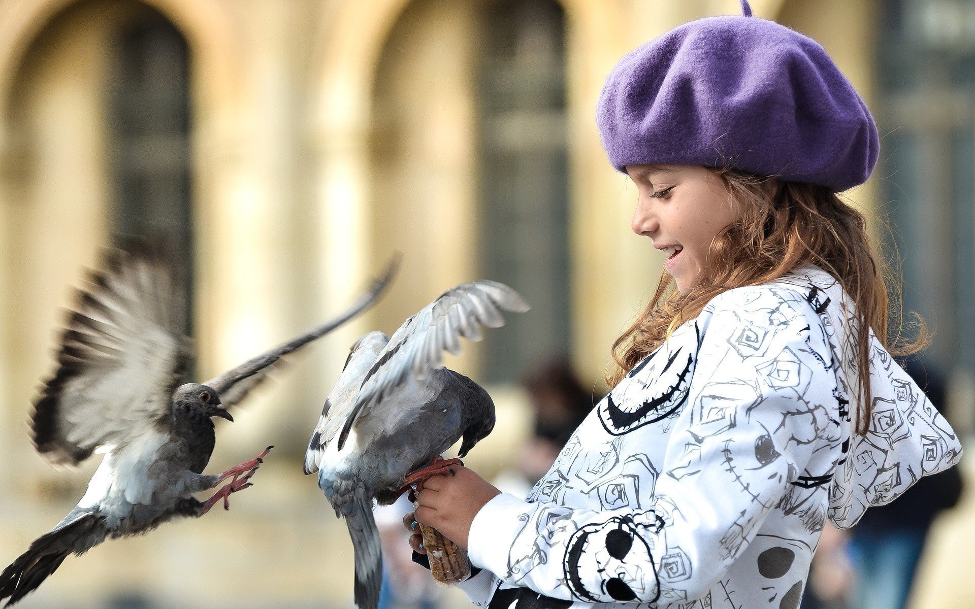 stati d animo bambini ragazza uccello uccelli piccione piccioni cappello sorriso sfocatura passeggiata carta da parati widescreen schermo intero widescreen sfondo widescreen