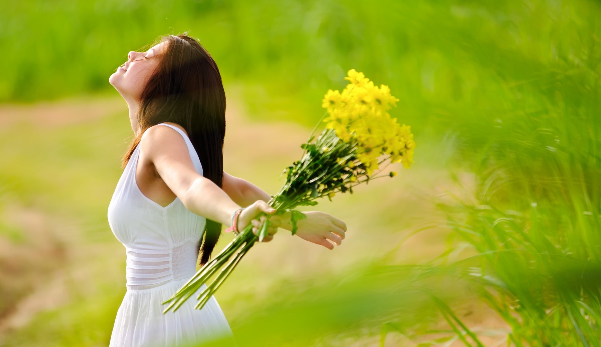 estado de ánimo chica morena cara perfil sonrisa positivo alegría frescura flores flores amarillo naturaleza hierba vegetación campo fondo fondo de pantalla pantalla ancha pantalla completa pantalla ancha pantalla ancha