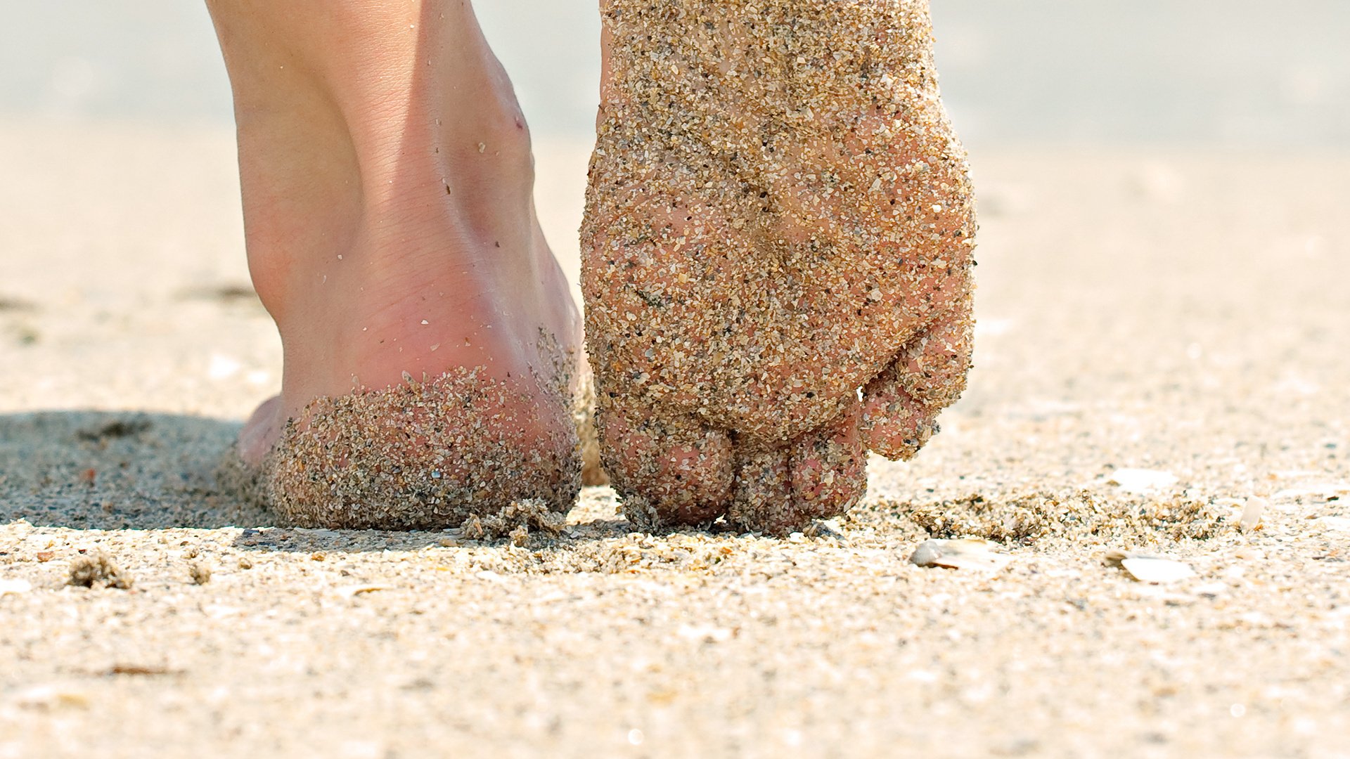 stimmung mädchen beine fersen. sand. nahaufnahme strand sommer. sonne hintergrund tapete