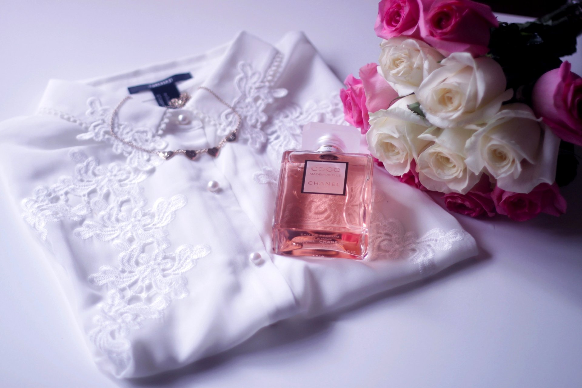 parfum chanel coco mademoiselle blouse blouse fleurs bouquet roses blanc rose