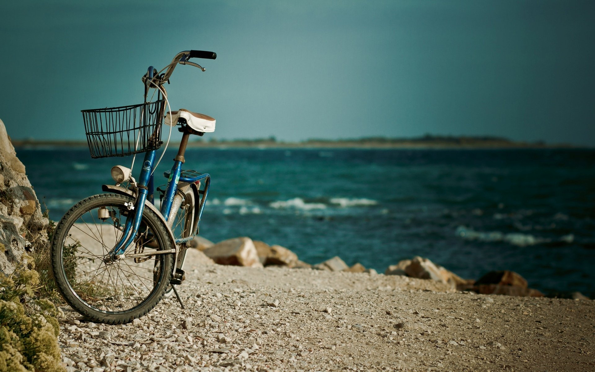 stimmung fahrrad korb korb steine kiesel meer fluss wasser hintergrund tapete widescreen vollbild widescreen widescreen