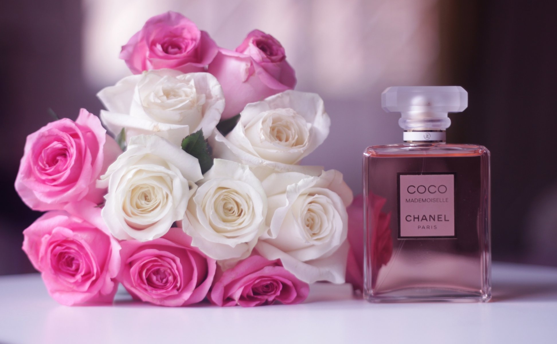 chanel coco mademoiselle parfüm rosen weiß rosa blumen blumenstrauß