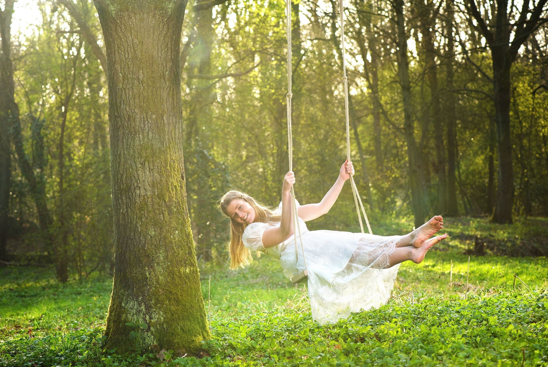 estado de ánimo chica cabello rubio sonrisa columpio cuerda vestido piernas naturaleza hierba vegetación follaje árbol árboles fondo fondo de pantalla pantalla ancha pantalla completa pantalla ancha pantalla ancha