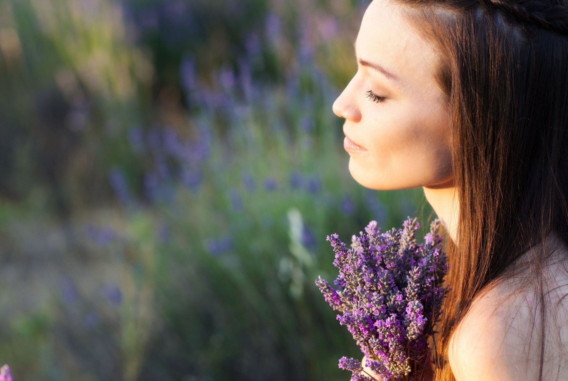 stati d animo ragazza bruna fiori fiori viola pensosità relax natura campo sfocatura sfondo carta da parati widescreen schermo intero widescreen widescreen