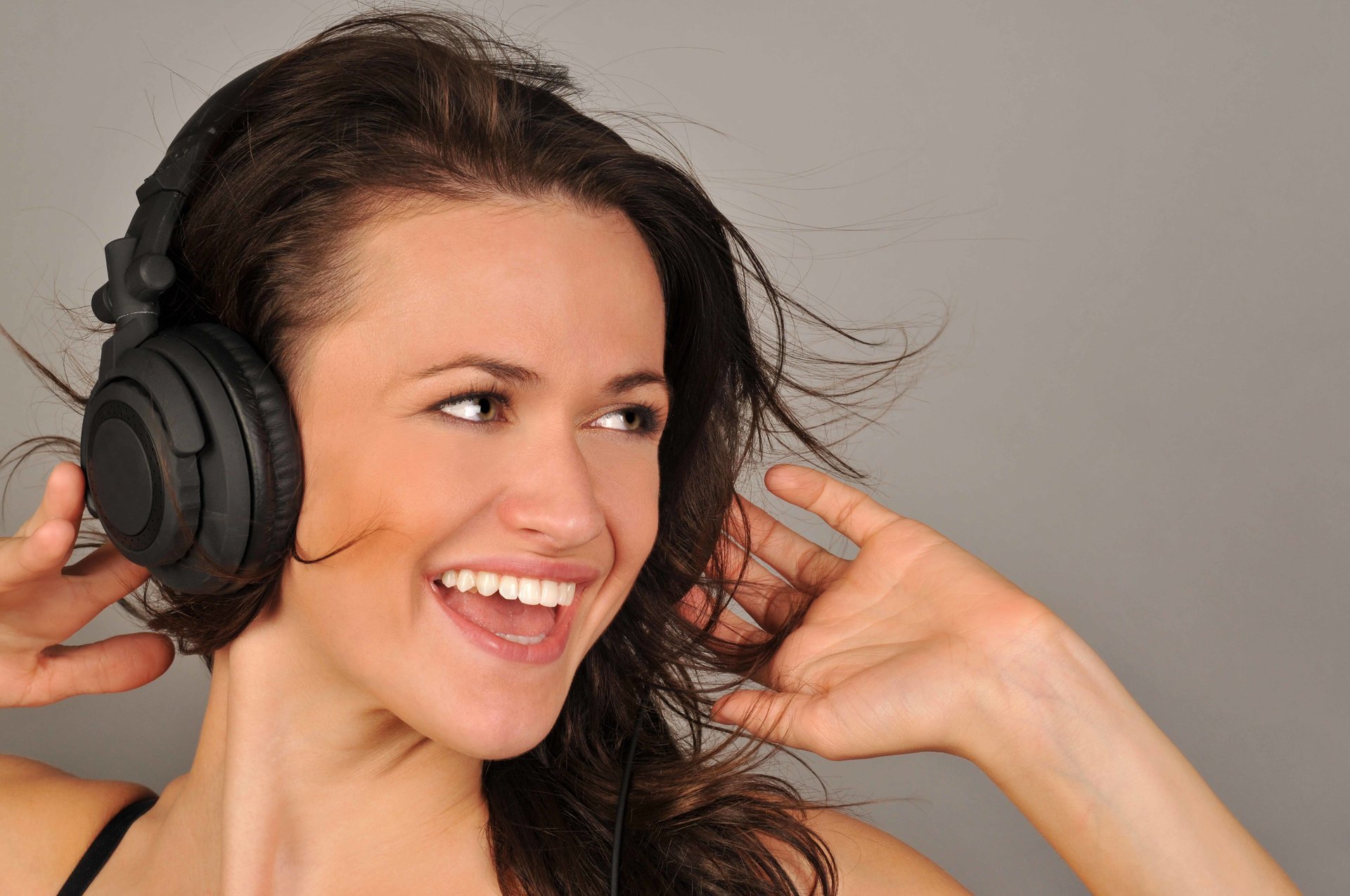 humeur belle fille brune sourire musique chanson casque positif arrière-plan grand écran plein écran widescreen fonds d écran hd