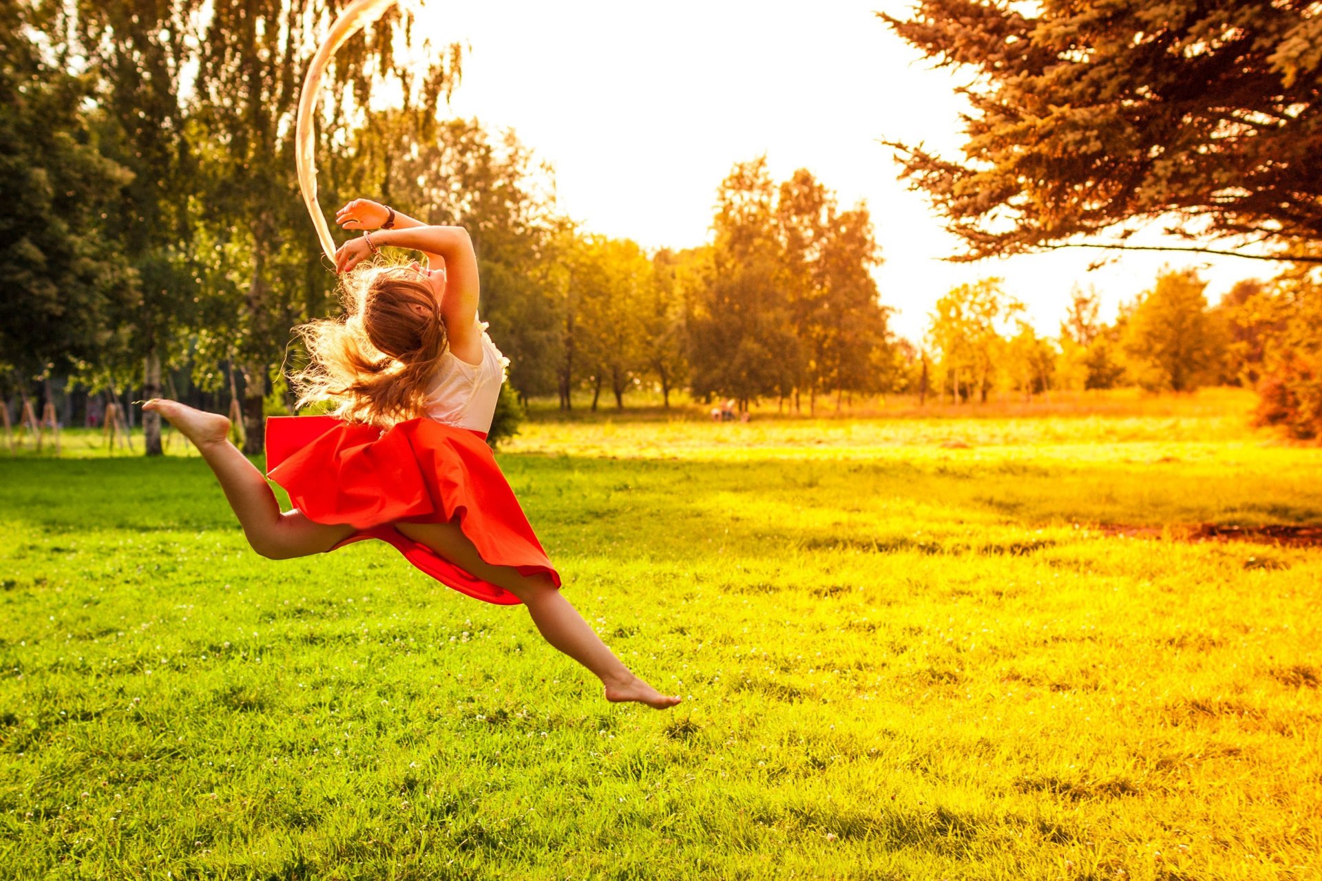 humeur fille saut joie bonheur positif jambes jupe nature herbe verdure soleil arbres arbre feuilles feuillage. feuilles fond papier peint écran large plein écran écran large écran large