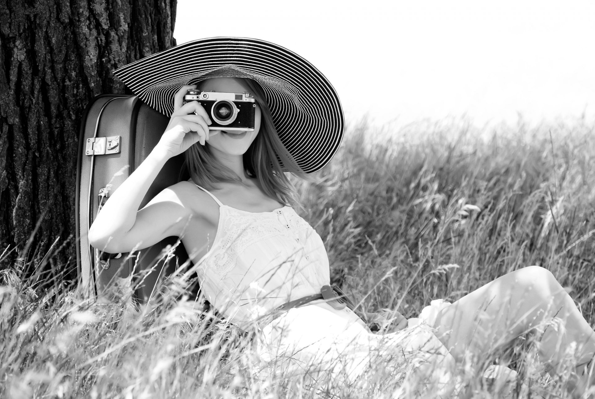 stati d animo ragazza sorriso macchina fotografica macchina fotografica valigia natura piante fiori vacanze viaggi bianco e nero sfondo carta da parati widescreen a schermo intero widescreen widescreen