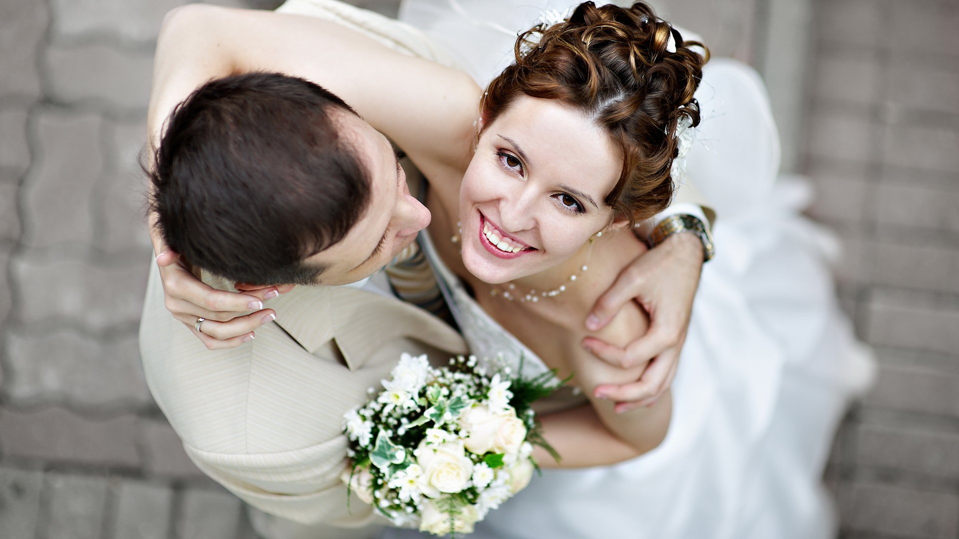 mood ragazza fidanzato sposi coppia sposa sposo abito matrimonio bouquet gioia felicità sorriso risate parete sfondo carta da parati