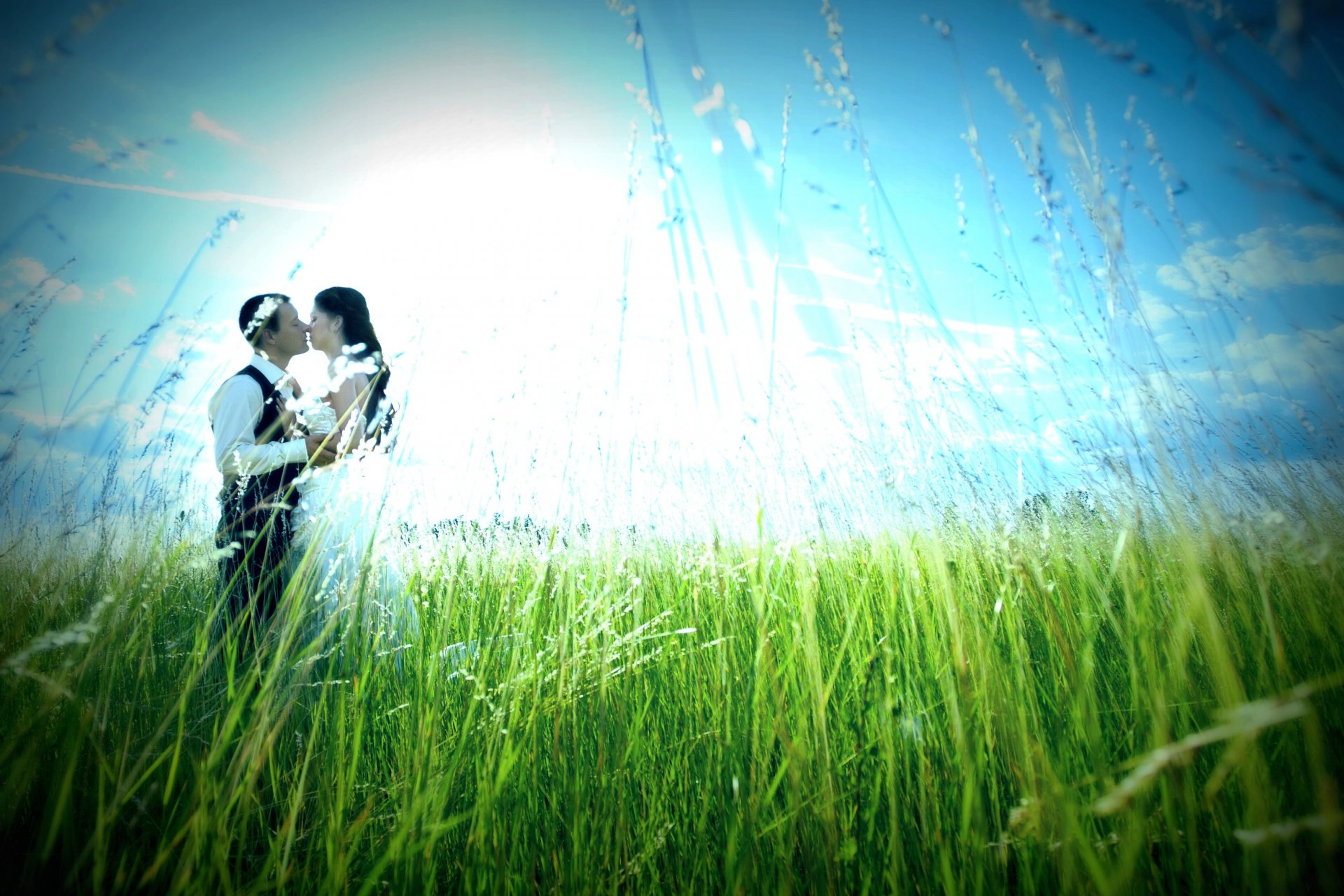 stimmungen mädchen kerl mann frau paar verliebt gefühle liebe hochzeit kleid kostüm kuss umarmung natur gras grün himmel sonne hintergrund widescreen vollbild widescreen tapete